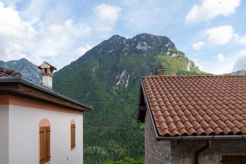 a view of mountains from the roofs of buildings at B&B Il Gufo in Erto