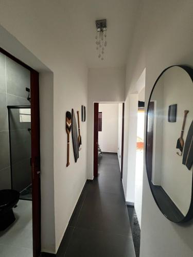 corridoio con specchio sul muro e corridoio con corridoio di Casa Planalto a Piraju