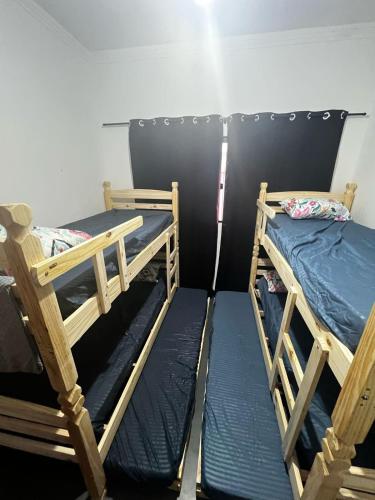 a room with two bunk beds in a room at Casa Planalto in Piraju