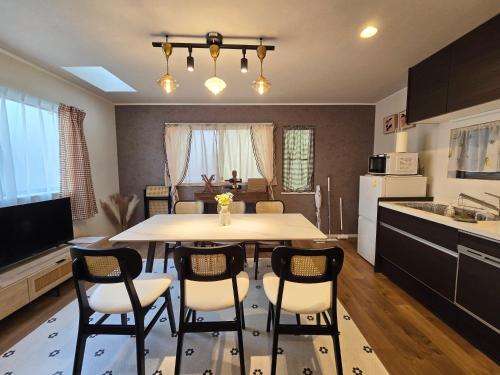 a kitchen and dining room with a table and chairs at Iriya House 上野 浅草すぐの一軒家貸切ステイ in Tokyo