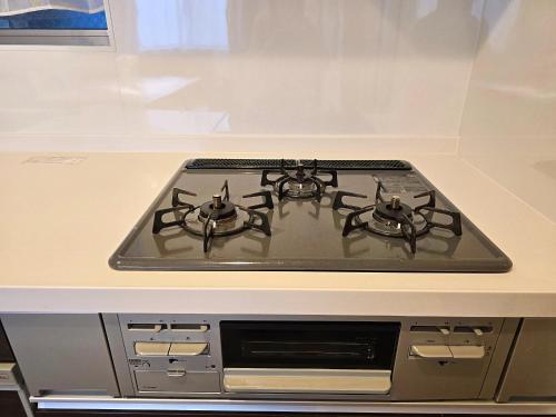 a stove top with two burners on top of it at Iriya House 上野 浅草すぐの一軒家貸切ステイ in Tokyo