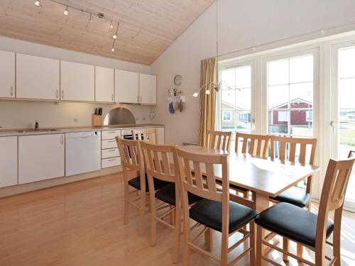 Una cocina y un comedor con mesa y sillas. en 6 person holiday home on a holiday park in Gråsten, en Gråsten