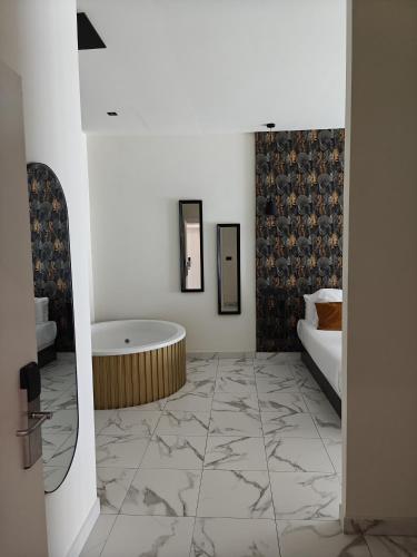 a bathroom with a tub and a bed in a room at Reina Victoria La Plaza in Alicante