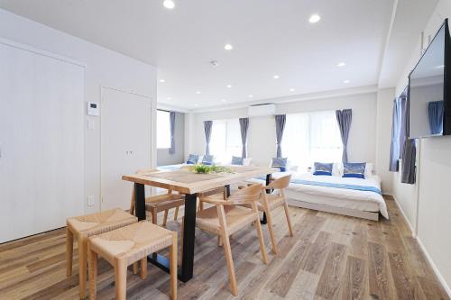 a dining room with a table and chairs and a bed at Unite Stay URAYASU 101 8 minutes by car or 15 minutes by bus to Disneyland in Tokyo