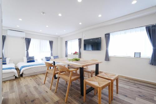 a living room with a table and chairs and a bed at Unite Stay URAYASU 101 8 minutes by car or 15 minutes by bus to Disneyland in Tokyo