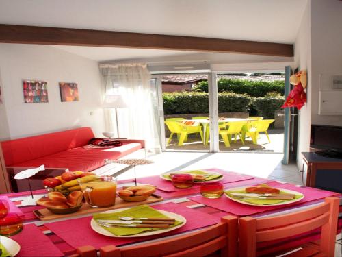 un salon avec une table avec de la nourriture dessus dans l'établissement Holiday home near the sea at Cyprien Plage, à Saint Cyprien Plage