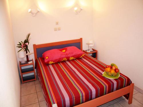 une chambre avec un lit avec un bol de fruits dessus dans l'établissement Holiday home near the sea at Cyprien Plage, à Saint Cyprien Plage