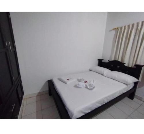a bedroom with a bed with two dishes on it at Casa hostal la herradura in San Vicente de Chucurí