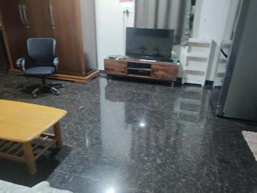 Μια τηλεόραση ή/και κέντρο ψυχαγωγίας στο Accommodation &room near dorathota Bheemunipatam vishakhapatnam