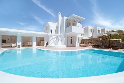 Mykonos White Prince Villa, 5 BR with Private Pool and Breakfast