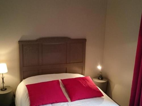 a bedroom with a bed with a red and white blanket at Charmante maison avec jardin, 3 chambres, proche Val Joly - Idéal familles et randonneurs - FR-1-510-157 in Liessies