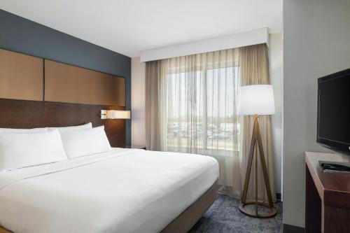 Postel nebo postele na pokoji v ubytování Residence Inn by Marriott Champaign