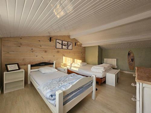 Postel nebo postele na pokoji v ubytování Maison de vacances charmante, proche plage et commerces, idéal pour 5 personnes - FR-1-476-173