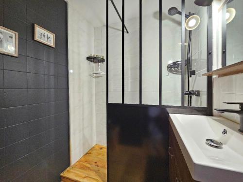 Koupelna v ubytování Maison de vacances charmante, proche plage et commerces, idéal pour 5 personnes - FR-1-476-173