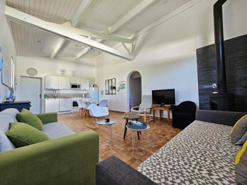 un salon avec un canapé et une table dans l'établissement Charmante Maison au Calme, Proche Plage, Jusqu'à 6 Pers, Tout Confort - FR-1-476-190, à La Tranche-sur-Mer