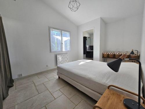 Posteľ alebo postele v izbe v ubytovaní Charmante Maison au Calme, Proche Plage, Jusqu'à 6 Pers, Tout Confort - FR-1-476-190