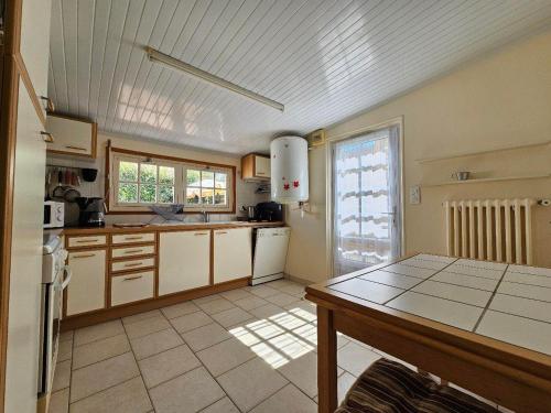 - une grande cuisine avec une table dans une chambre dans l'établissement Charmante Maison Vendéenne à 350m de la Plage avec Cour Ens. et Parking - FR-1-476-180, à La Faute-sur-Mer