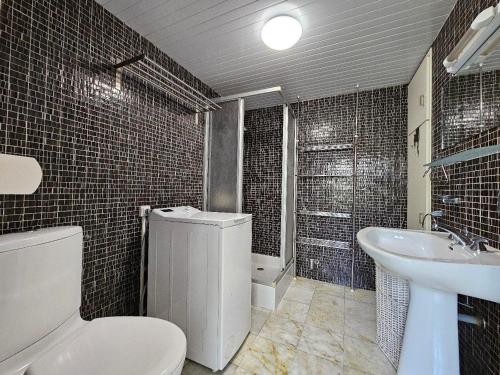une salle de bains avec toilettes et lavabo dans l'établissement Charmante Maison Vendéenne à 350m de la Plage avec Cour Ens. et Parking - FR-1-476-180, à La Faute-sur-Mer