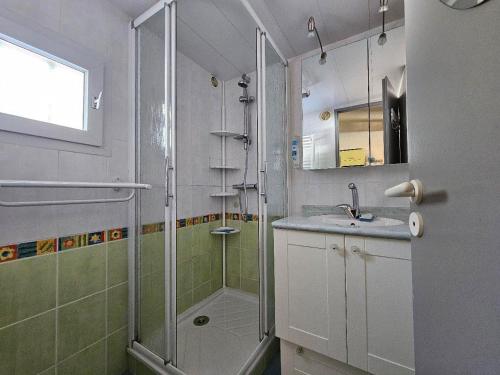 une salle de bain avec douche et lavabo dans l'établissement Charmante Maison avec Cour Privative - Proche Plage et Commerces, Animaux Acceptés sur Demande - FR-1-476-212, à La Tranche-sur-Mer