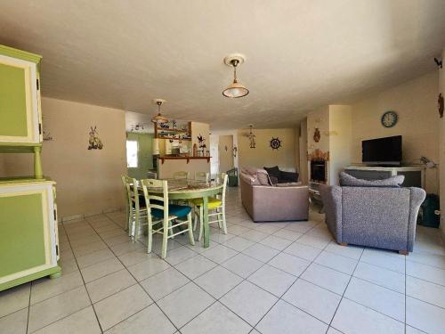 Photo de la galerie de l'établissement Villa confortable avec jardin - animaux sur demande - FR-1-476-193, à LʼAiguillon-sur-Mer