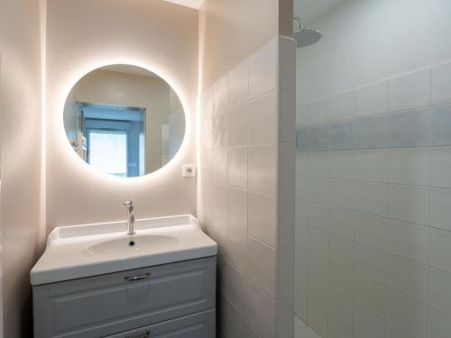 une salle de bain blanche avec un lavabo et un miroir dans l'établissement Charmante Maison Climatisee Biscarrosse 4 voyageurs Parking Inclus - FR-1-319-614, à Biscarrosse
