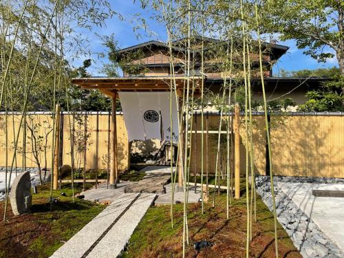 a house being constructed with bamboo at Kinnotake Saryo in Hakone