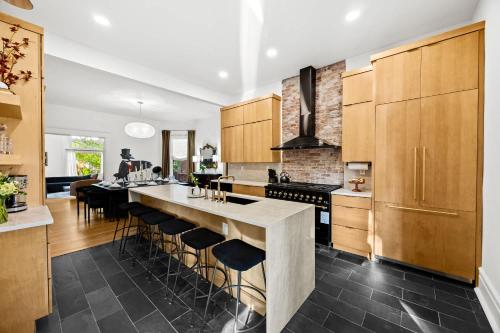 Η κουζίνα ή μικρή κουζίνα στο Gatsby Estate Luxe 7BR Retreat with Game Room