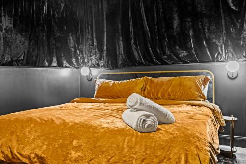 Ένα ή περισσότερα κρεβάτια σε δωμάτιο στο Gatsby Glam 3BR Speakeasy Retreat in Louisville