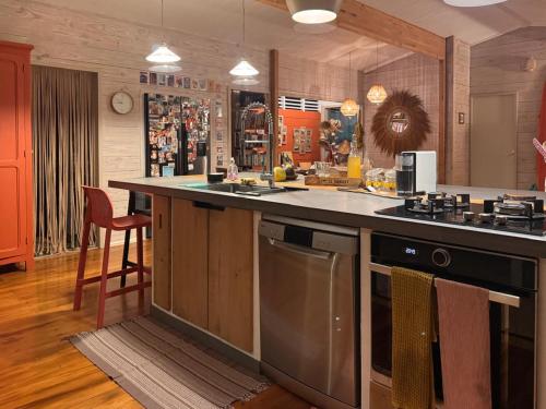 a kitchen with a counter and a stove top oven at Villa Teana, avec piscine et vue lagon in Taoru
