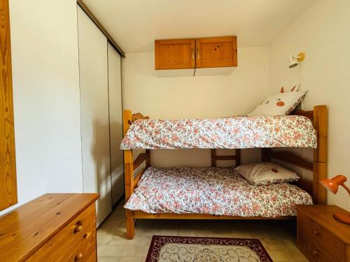 - une chambre avec 2 lits superposés et une armoire dans l'établissement Appartement 4 pers au port d'Argelès avec terrasse, parking - FR-1-309-512, à Argelès-sur-Mer