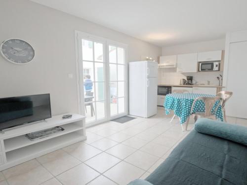 Appartement fonctionnel intra-muros avec cour et garage sécurisé - FR-1-835-1