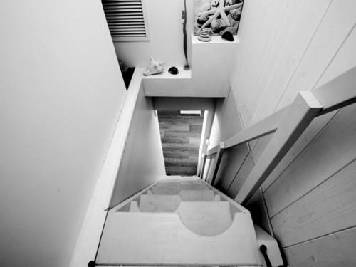 - une vue sur un escalier dans un bâtiment dans l'établissement Maison charmante avec WiFi près des plages et pistes cyclables - FR-1-835-9, au Bois-Plage-en-Ré