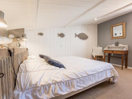 - une chambre avec un lit, un lavabo et une table dans l'établissement Maison charmante avec WiFi près des plages et pistes cyclables - FR-1-835-9, au Bois-Plage-en-Ré