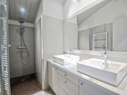 Koupelna v ubytování Maison moderne pour 6 avec Wi-Fi à La Flotte - FR-1-835-7
