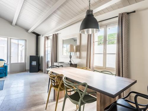 une salle à manger avec une table et des chaises en bois dans l'établissement Maison moderne pour 6 avec Wi-Fi à La Flotte - FR-1-835-7, à La Flotte