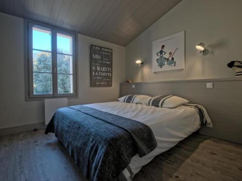 Postel nebo postele na pokoji v ubytování Maison moderne pour 6 avec Wi-Fi à La Flotte - FR-1-835-7