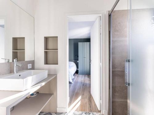 une salle de bain avec un lavabo et une douche dans l'établissement Maison spacieuse 8 personnes, jardin, parking, proche plage - FR-1-835-19, à La Flotte