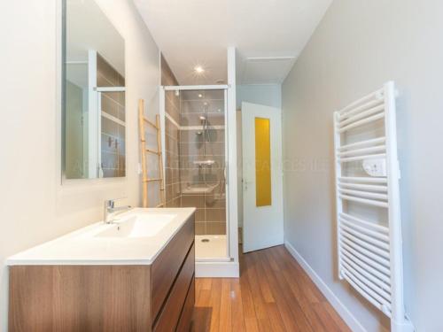 ein Bad mit einem Waschbecken und einer ebenerdigen Dusche in der Unterkunft Maison spacieuse pour 8 au Bois-Plage-en-Ré avec jardin - FR-1-835-13 in Le Bois-Plage-en-Ré