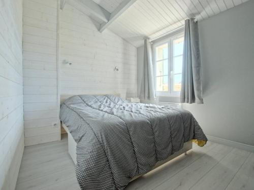 une chambre avec un lit dans une pièce avec une fenêtre dans l'établissement Maison pour 6 avec jardin sud et parking à La Flotte - FR-1-835-21, à La Flotte