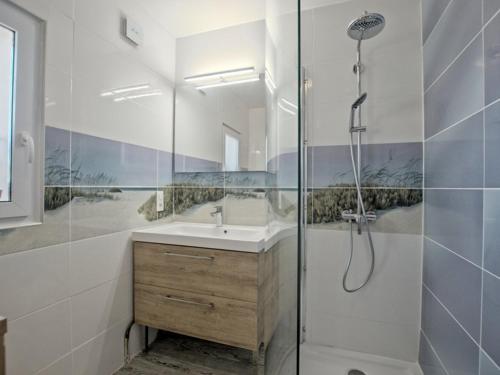 une salle de bain avec un lavabo et une douche dans l'établissement Maison pour 6 avec jardin sud et parking à La Flotte - FR-1-835-21, à La Flotte