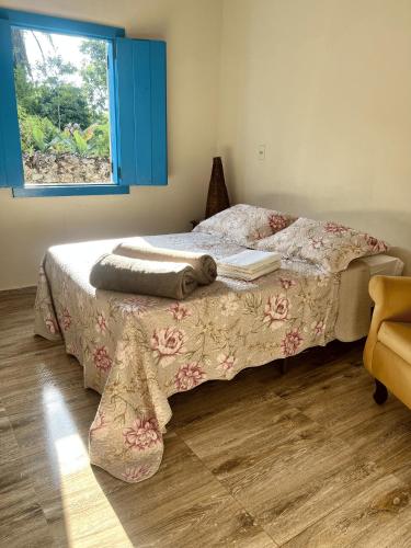 a bedroom with a bed and a window at Casa Donna Flor 2 Quartos Completa Centrinho com Garagem Coberta in Catas Altas