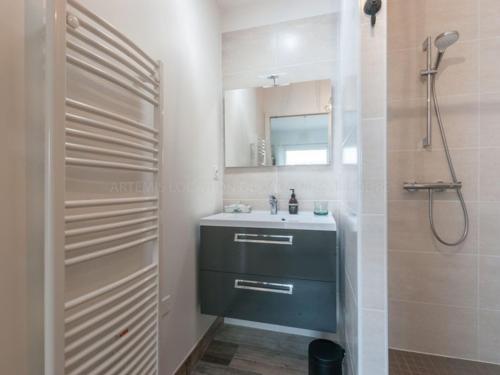 une salle de bain avec un lavabo et une douche dans l'établissement Maison spacieuse à Le Bois-Plage-en-Ré avec terrasse et stationnement - FR-1-835-5, au Bois-Plage-en-Ré