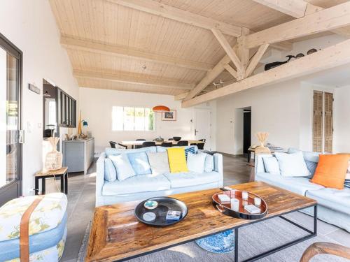 un salon avec deux canapés et une table dans l'établissement Maison de plain-pied pour 8 pers. à La Flotte avec terrasse et parking - FR-1-835-15, à La Flotte