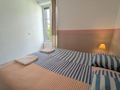 une chambre avec un lit avec deux serviettes dessus dans l'établissement Charme rural et détente près des châteaux de la Loire - FR-1-591-738, à Chabris