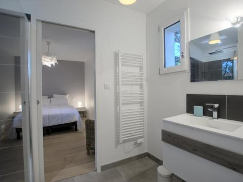 une salle de bain avec un lavabo et une chambre avec un lit dans l'établissement Maison de plain-pied pour 8 pers. à La Flotte avec terrasse et parking - FR-1-835-15, à La Flotte