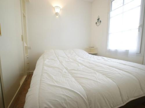 - un lit blanc dans une chambre avec fenêtre dans l'établissement Appartement Intramuros avec Cour à Saint-Martin-de-Ré - FR-1-835-14, à Saint-Martin-de-Ré