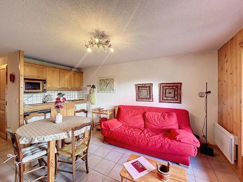 un salon avec un canapé rouge et une table dans l'établissement Appartement proche village, accès ski bus, vue Mont Blanc - FR-1-560-163, à Combloux
