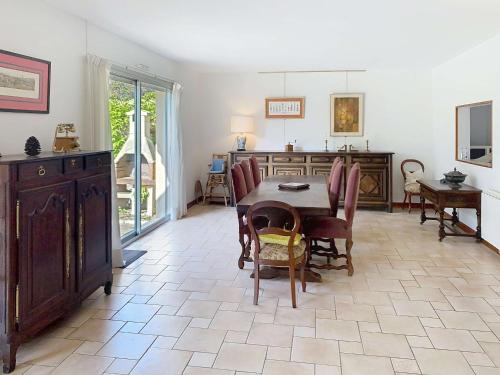 une salle à manger avec une table et des chaises dans l'établissement Villa spacieuse 6 pièces - 9 pers - À 50m de la plage - FR-1-361-567, à Jullouville