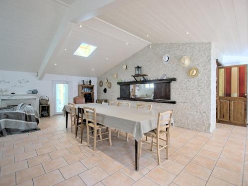 Photo de la galerie de l'établissement Villa à Saint-Martin 11 pers - FR-1-835-8, à Saint-Martin-de-Ré