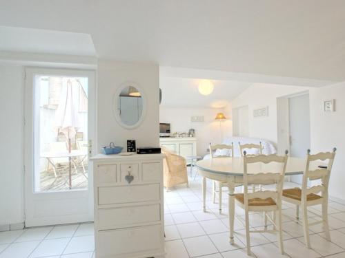 Appartement avec terrasse au port d'Ars-en-Ré, Wi-Fi gratuit - FR-1-835-6